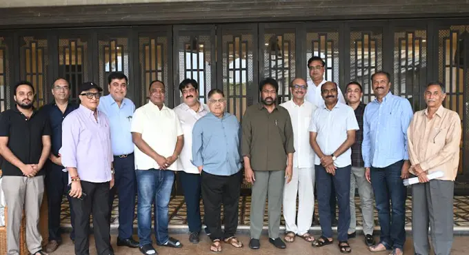 సింగిల్ స్క్రీన్ థియేటర్లలో పర్సెంటేజ్ షేరింగ్ సమస్యపై మెగాస్టార్ చిరంజీవి గారిని కలిసి చర్చించిన తెలుగు సినీ పరిశ్రమ ప్రతినిధులు