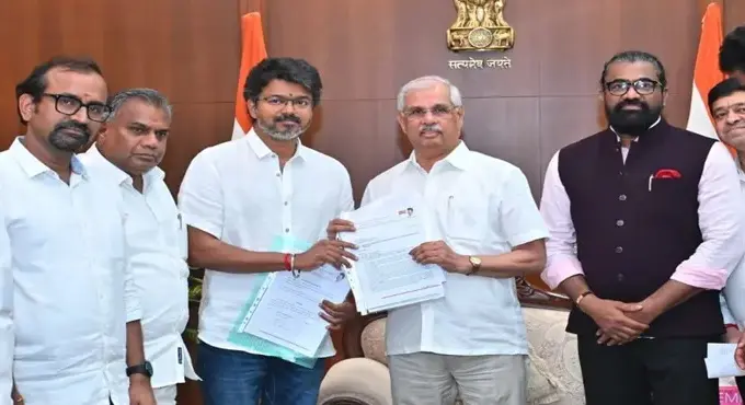 విజయ్ కి లైన్ క్లియర్.. శనివారం ప్రమాణ స్వీకారం విజయ్ కి లైన్ క్లియర్.. శనివారం ప్రమాణ స్వీకారం