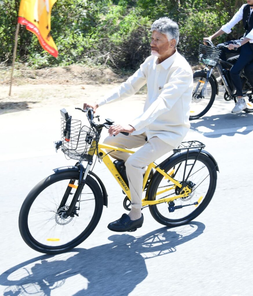Cm Chandrababu On A Bicycle In Visakhapatnam A Special Appeal To The Public For Environmental Protection