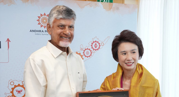 చంద్రబాబు తో సింగపూర్ వాణిజ్య, పరిశ్రమల శాఖా మంత్రి భేటీ Singapores Minister For Trade And Industry Meets Chandrababu