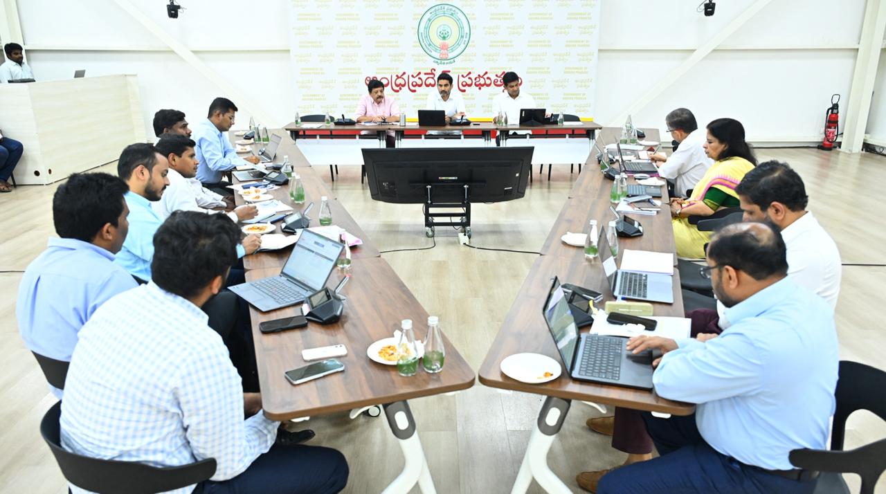 కిరాణాషాపు నుంచి డేటా సెంటర్ వరకు సింగిల్ పోర్టల్ ద్వారా అనుమతులు : మంత్రి లోకేష్ Approvals For Everything From Grocery Stores To Data Centers Through A Single Portal Minister Lokesh