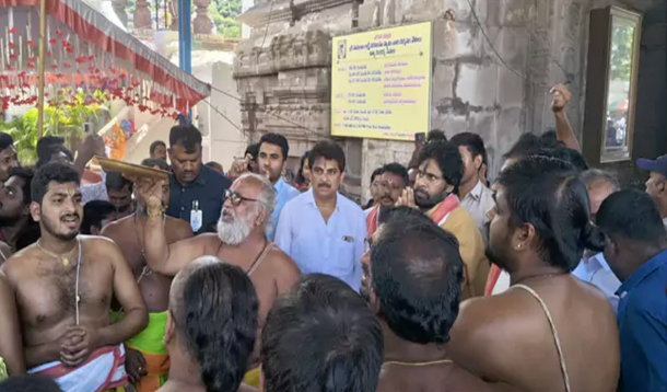 Amaravati Krishna Pawan Kalyan Visits Sri Lakshmi Narasimha Swamy Temple At Mangalagiri