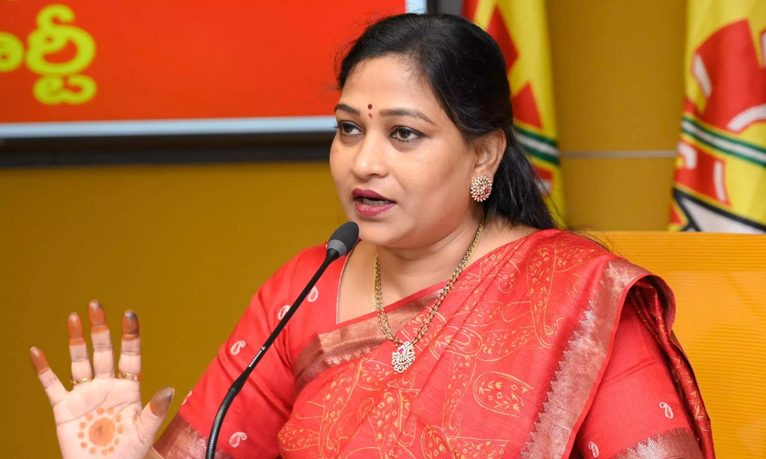 అమరనాథ్ వ్యాఖ్యలపై అనిత ఫైర్.. ఏపీ రాజకీయాల్లో ముదురుతున్న వివాదం! Anita Lashes Out At Amarnaths Comments Controversy Intensifies In Ap Politics