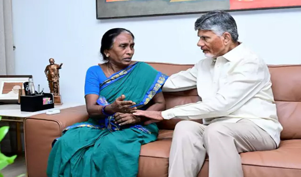 గాదె సాయికృష్ణ తల్లి విజయలక్ష్మితో చంద్రబాబు సమావేశం..!