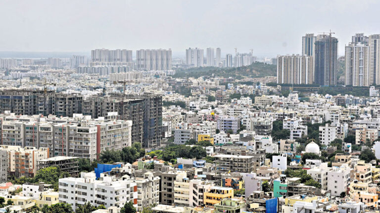 ముంచుకొస్తున్న రియల్ ఎస్టేట్ క్రైసిస్: హైదరాబాద్‌లో భారీగా అమ్మకం కాని ప్లాట్లు