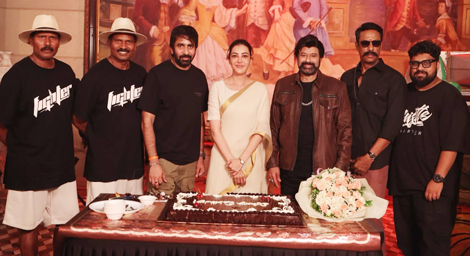 NBK111 సెట్స్లో కాజల్ బర్త్డే సందడి.. బాలయ్య ఆశీర్వాదాలు వైరల్ Balakrishna Blesses Kajal Aggarwal During Birthday Celebrations On Nbk111 Sets