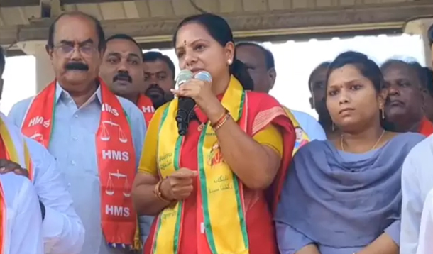 ఎన్నికల్లో ఇచ్చిన హామీలు వెంటనే నెరవేర్చాలి : కవిత Kavitha Participated In The Baibata Program