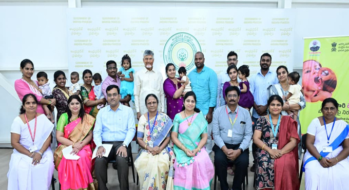 చిన్నారులకు పోలియో చుక్కల కార్యక్రమంలో తల్లిదండ్రులతో సీఎం చంద్రబాబు
