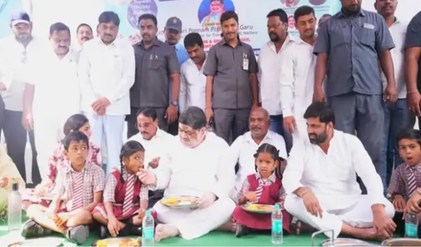 బ్రేక్‌ఫాస్ట్ పథకం ప్రారంభించిన మంత్రి పొన్నం ప్రభాకర్