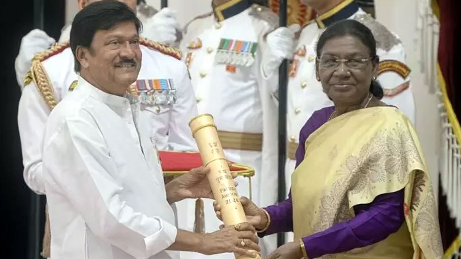 ‘నటకిరీటి’ రాజేంద్రప్రసాద్కు ‘పద్మశ్రీ’ అవార్డు ప్రదానం.. తెలుగు నటుడికి దక్కిన అరుదైన గౌరవం Senior Telugu Actor Rajendra Prasad Honored With Padma Shri Award