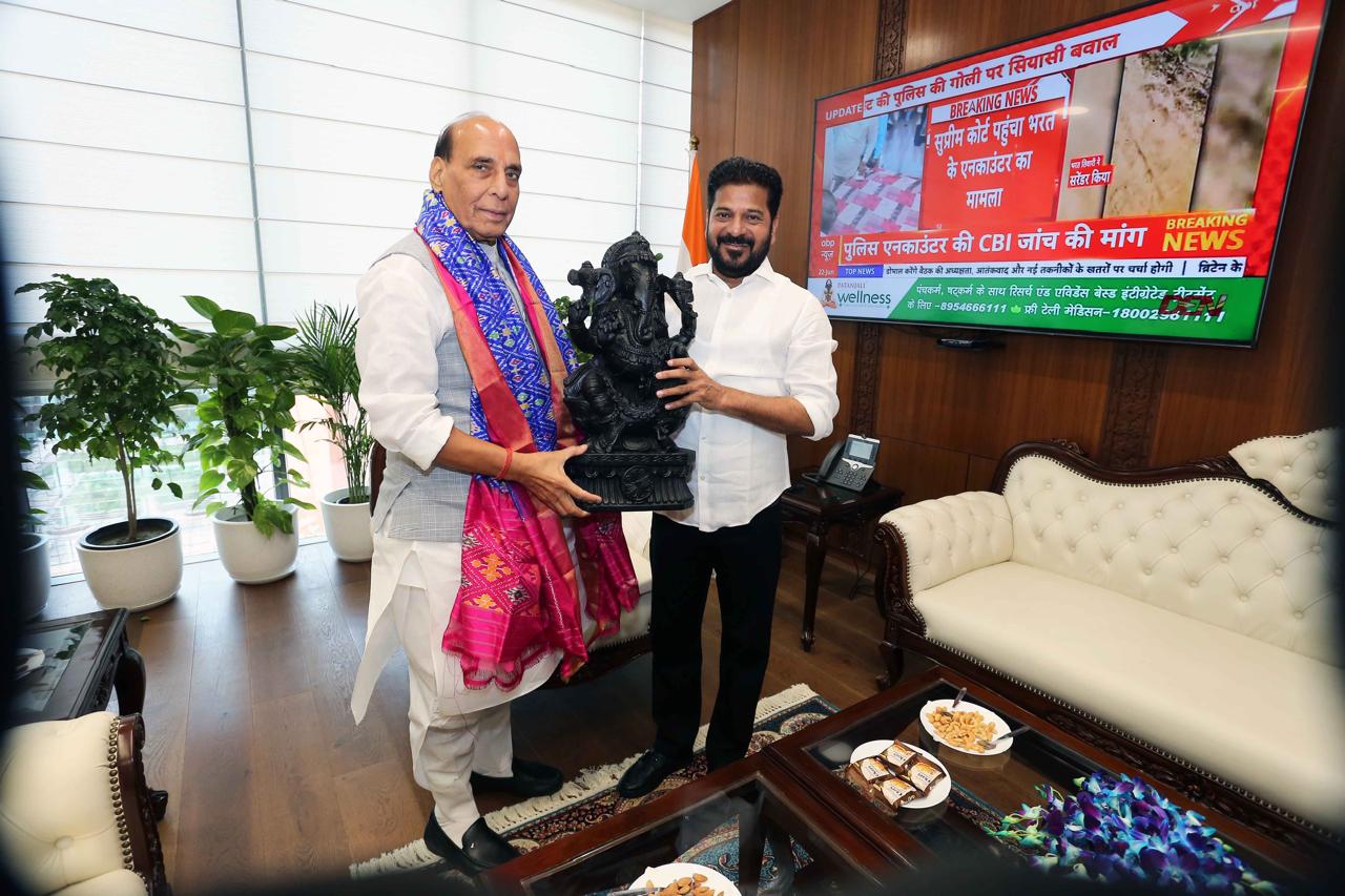 రక్షణ శాఖ మంత్రి రాజ్నాథ్ సింగ్తో భేటీ అయిన ముఖ్యమంత్రి రేవంత్ రెడ్డి Revanth Reddy Meets Rajnath Singh