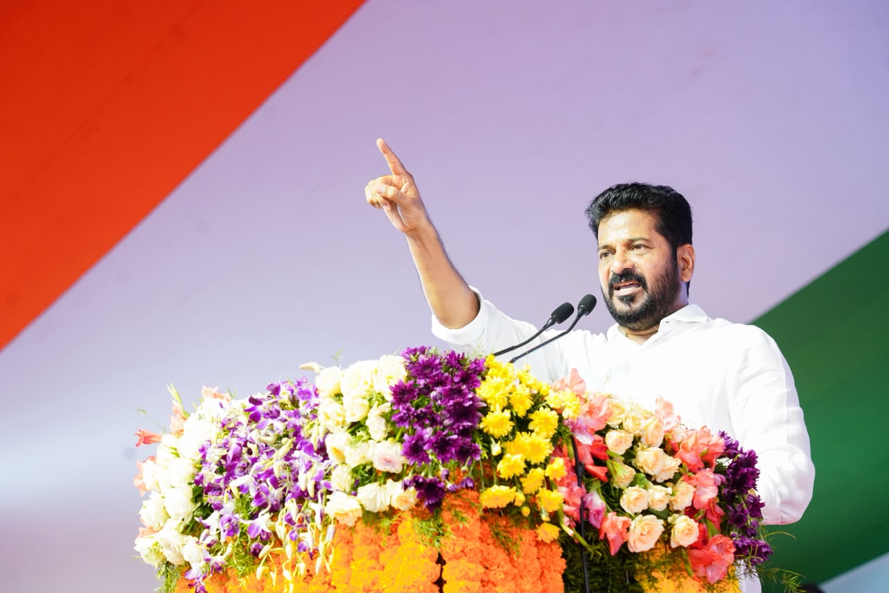 విధ్వంసమైన విద్యాశాఖను వికాసం వైపు నడిపిస్తున్న: సీఎం రేవంత్ Cm Revanth Reddy Addressed The Gathering At The Student Kit Distribution Programme