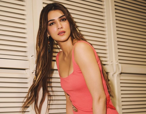 Kriti Sanon Hot In Mini Dress