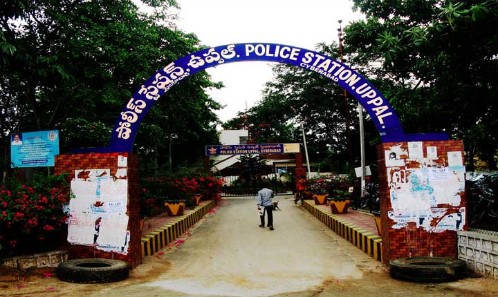 కాంగ్రెస్ నేత అరాచకం.. బాధితులపై దాడి చేసి స్టేషన్‌లో కాళ్లు మొక్కించుకున్న వైనం