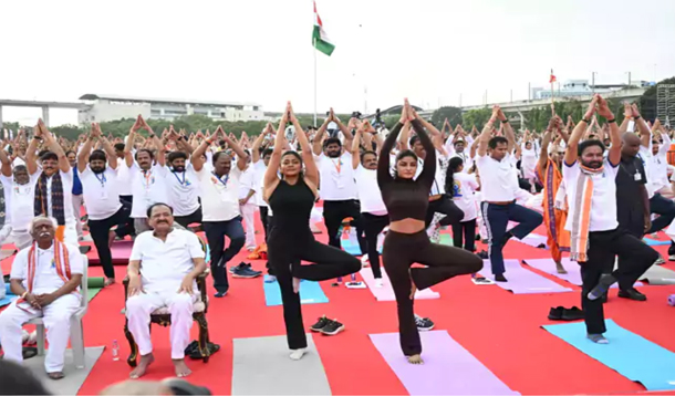 సికింద్రాబాద్ పరేడ్ మైదానంలో అంతర్జాతీయ యోగా దినోత్సవం .. హాజరైన ప్రముఖులు Hyderabad Yoga Practice At Secunderabad Parade Ground