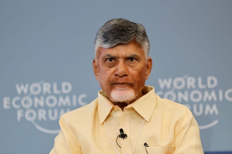 ఉద్రిక్తల నడుమ పార్లమెంట్ కు చంద్రబాబు..!