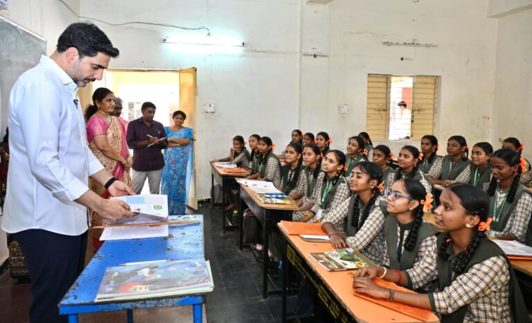 కడప జిల్లాలోని  దొరసానిపల్లి జెడ్పీ ఉన్నత పాఠశాలను ఆకస్మికంగా తనిఖీ చేసిన మంత్రి లోకేష్