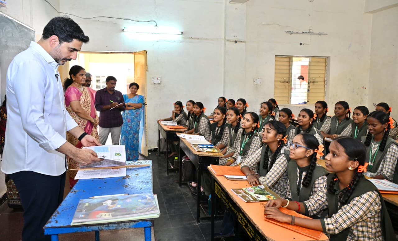 కడప జిల్లాలోని దొరసానిపల్లి జెడ్పీ ఉన్నత పాఠశాలను ఆకస్మికంగా తనిఖీ చేసిన మంత్రి లోకేష్ Minister Lokesh Conducted A Surprise Inspection Of The Zp High School At Dorasanipalli In Kadapa District
