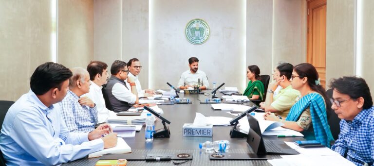 కాంట్రాక్టు, ఔట్‌సోర్సింగ్ ఉద్యోగులకు ఒకటో తారీఖునే జీతాలు: సీఎం రేవంత్ రెడ్డి
