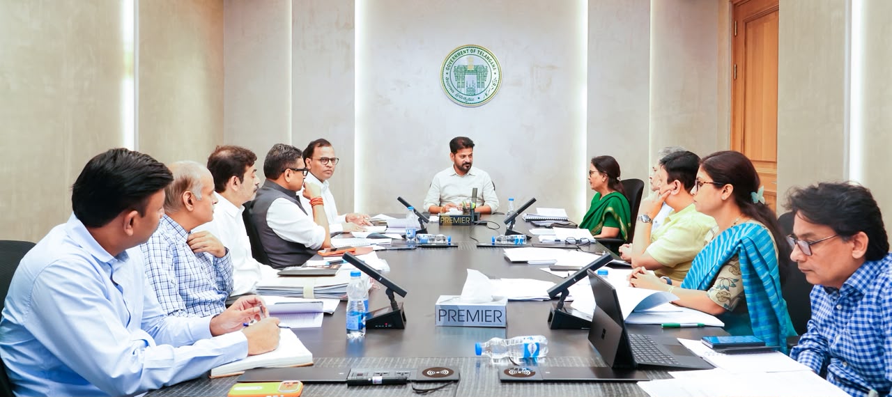 కాంట్రాక్టు, ఔట్సోర్సింగ్ ఉద్యోగులకు ఒకటో తారీఖునే జీతాలు: సీఎం రేవంత్ రెడ్డి Cm Revanth Reddy Orders Salaries On First Of Every Month Contract Outsourcing Employees