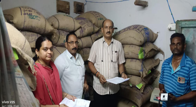 ఏపీలో విజిలిన్స్ దడ.. పెట్రోల్ బంకులపై గురి..! Vigilance Enforcement Raiding In Ap