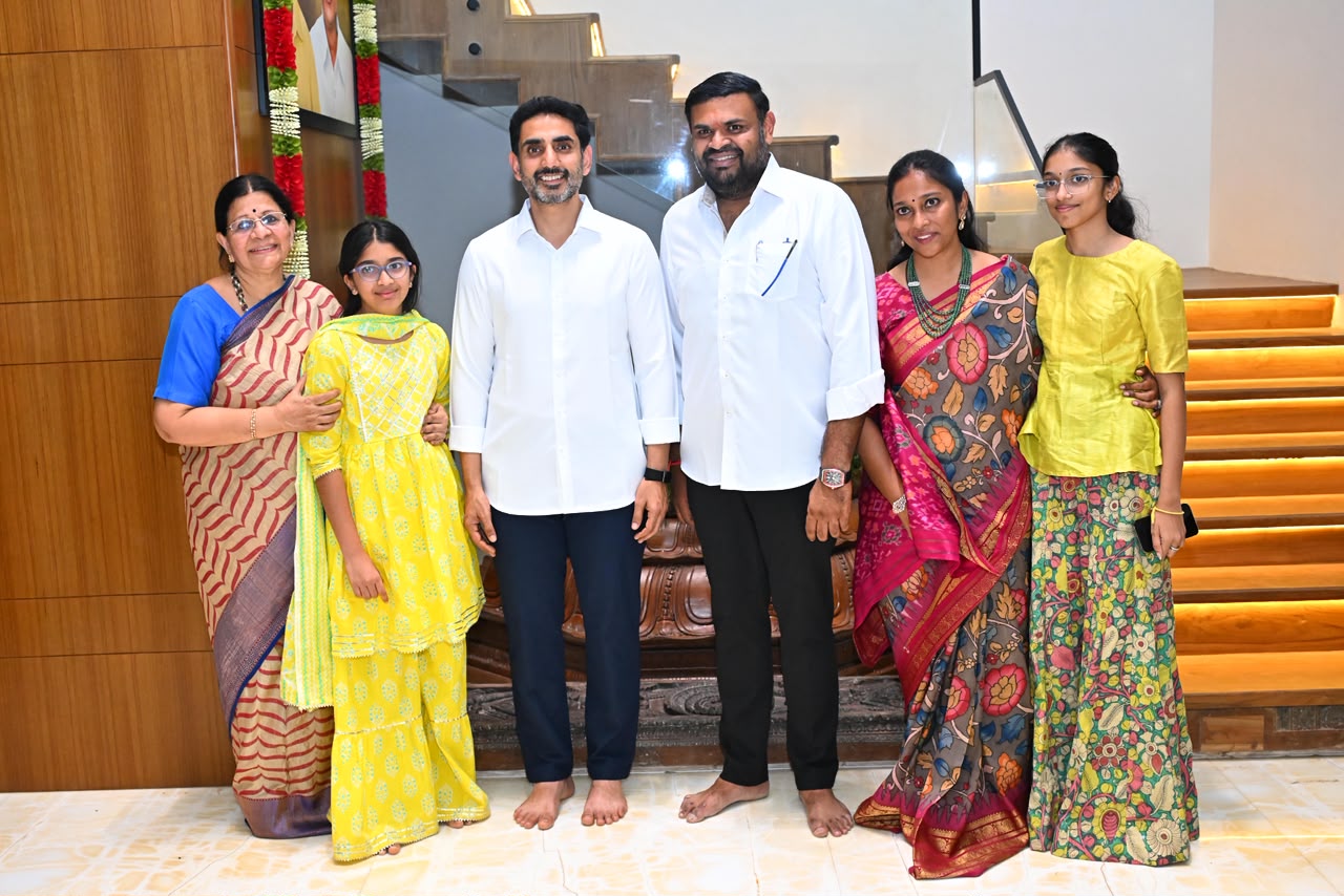 శ్రీకాళహస్తి ఎమ్మెల్యే బొజ్జల సుధీర్ రెడ్డి నివాసంలో ఆత్మీయ విందు భేటీ Nara Lokesh Attends Dinner Meeting At Mla Bojjala Sudheer Reddy House
