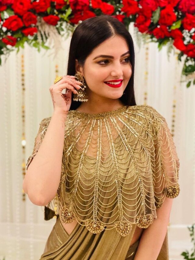 చీరల మీదకి షోల్డర్ కేప్స్‌తో సరికొత్త లుక్స్.. స్టైలింగ్ అదిరిపోయింది