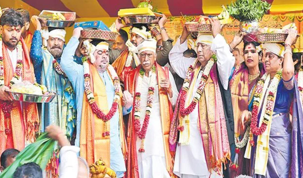 ఆషాఢ బోనాలు.. అమ్మవారికి బంగారు బోనం సమర్పణ Golconda Bonalu 2026 Golden Bonam Offered To Jagadambika Mahankali Amid Grand Celebrations