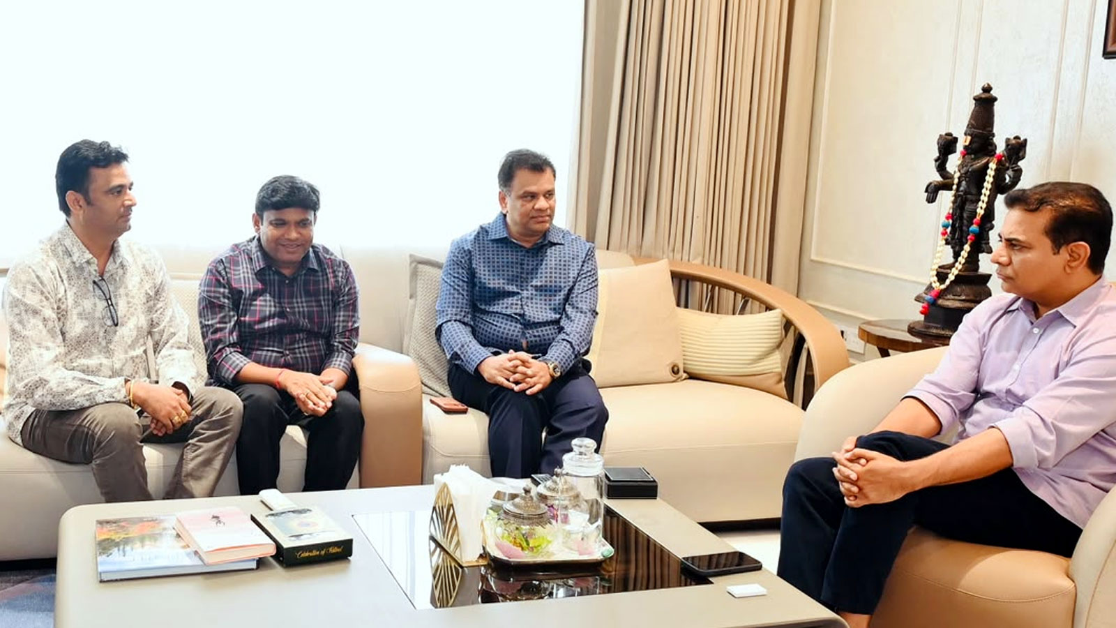 దుబాయ్ తెలంగాణ ప్రతినిధులతో కేటీఆర్ భేటీ.. Brs Working President Ktr Meets Dubai Telangana Representatives Invited To Host A Telangana Athmeeya Sammelanam