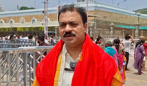 శ్రీవారి ఆశీస్సులతో ఏపీ మరింత అభివృద్ధి చెందాలి : మన్నవ మోహనకృష్ణ