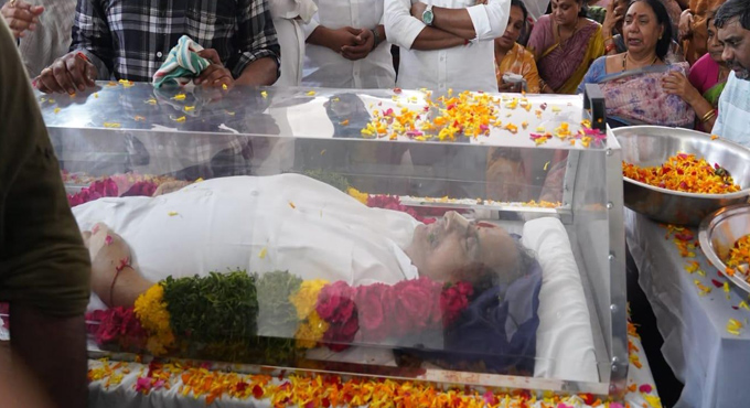 కిర్లంపూడిలో హైడ్రామా.. పోలీసుల జోక్యంతో తండ్రికి తుది నివాళులు అర్పించిన క్రాంతి.. High Tension At Mudragada Padmanabham House