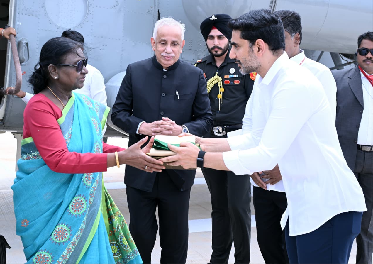 విద్యా శాఖ మంత్రిగా లోకేష్ పనితీరుకు రాష్ట్రపతి ప్రశంసలు President Droupadi Murmu Praises Minister Nara Lokesh At Central University Convocation