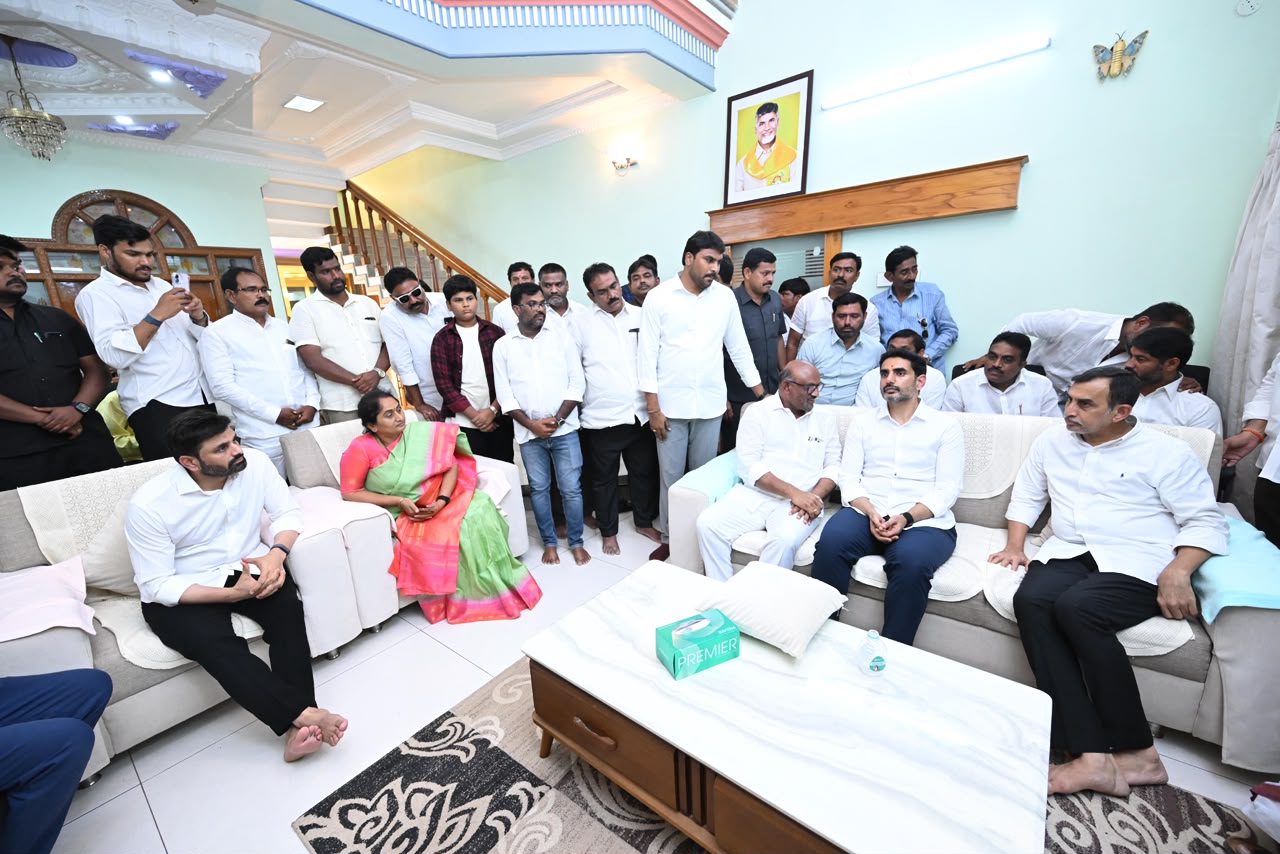 ఎమ్మెల్యే పుట్టా సుధాకర్ యాదవ్ను పరామర్శించిన మంత్రి లోకేష్ Nara Lokesh Visits Mla Putta Sudhakar Yadav Family In Proddatur