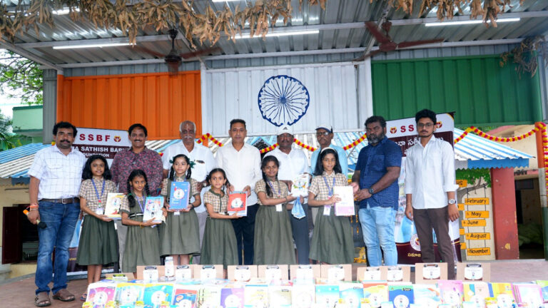 పూల బొకేలకు బదులు నోట్‌బుక్స్: విద్యార్థులకు విద్యా సామగ్రిని పంపిణీ చేసిన ‘సానా సతీష్ బాబు ఫౌండేషన్’!