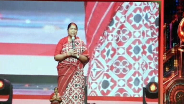 పుట్టిన గడ్డను, సంస్కృతిని మర్చిపోవద్దని ఎన్నారైలకు పిలుపునిచ్చిన మంత్రి సీతక్క