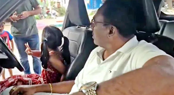 ఆరేళ్ల మనవరాలికి స్టీరింగ్ ఇచ్చిన ఎస్సై..! చివరకు ఏమైందంటే..!!? Si Hands Over The Steering Wheel To His Six Year Old Granddaughter
