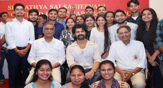 శ్రీ సత్యసాయి సంజీవని సెంటర్ ఫర్ ఛైల్డ్ హార్ట్ కేర్ అండ్ రీసెర్చ్ ఈవెంట్ లో అతిథిగా పాల్గొన్న విజయ్ దేవరకొండ Vijay Deverakonda Attends Sri Sathya Sai Sanjeevani Centre For Child Heart Care And Research Event As Chief Guest