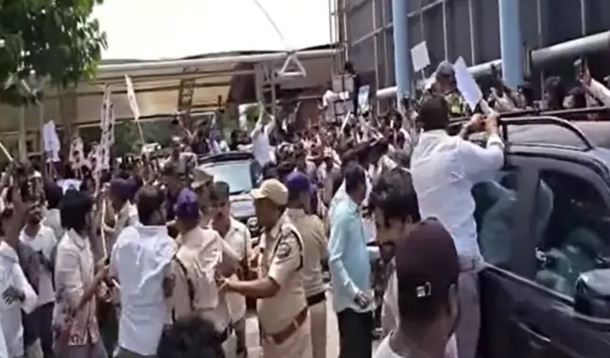 వైఎస్ జగన్ పర్యటనలో… వైసీపీ కార్యకర్తల అత్యుత్సాహం Ysrcp Workers Halchal At Vizag Airport
