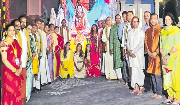 అమెరికాలో ఘనంగా నవకుండాత్మక శత చండీ సహిత రుద్ర యాగం Navakundatmaka Shata Chandi Sahita Rudra Yagam In St Louis Continued For The Third Day