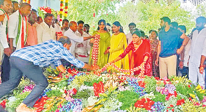 వైయస్సార్ జయంతి వేల షర్మిల సైలెన్స్పై రాజకీయ చర్చ.. Ys Sharmila Pays Tributes Ys Rajasekhara Reddy At Ysr Ghat