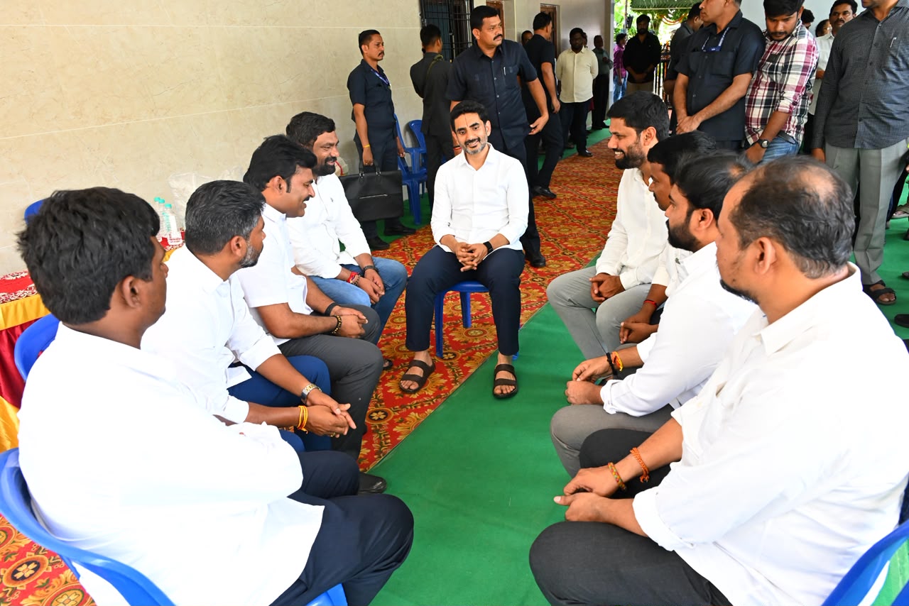 తన వెంట నడిచిన వారిని మరిచిపోని లోకేష్ ..యువగళం బృందంతో ఆప్యాయ కలయిక Ap Minister Nara Lokesh Reconnects With Yuvagalam Team And Recalls Padayatra Journey In Tirupati