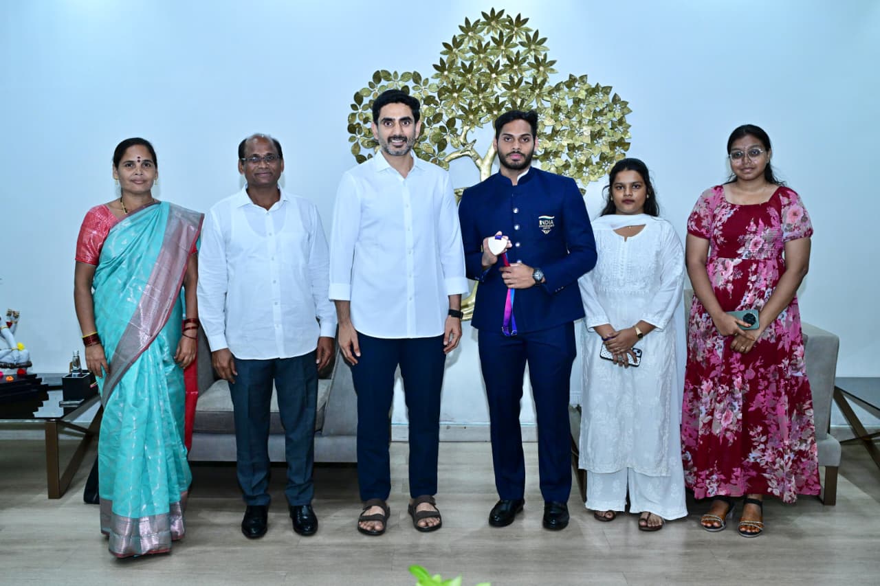 మంత్రి నారా లోకేష్ ను కలిసిన కామన్వెల్త్ గేమ్స్ పతక విజేత అజయ్ బాబు Commonwealth Silver Medalist Valluri Ajay Babu Meets Nara Lokesh