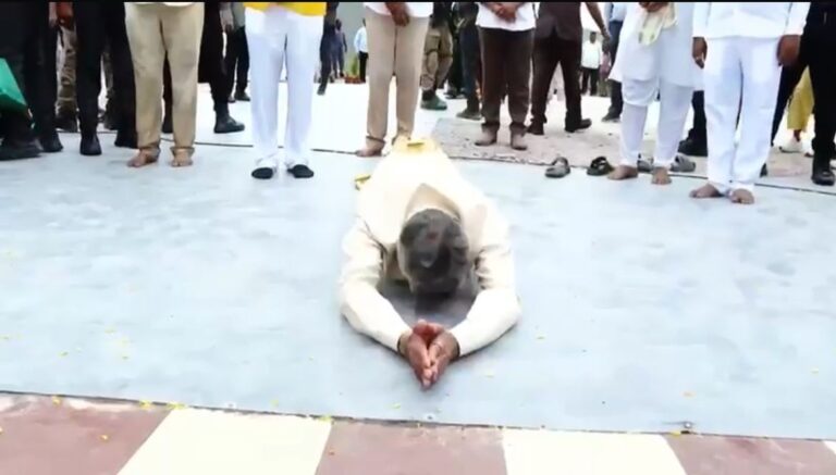 కృష్ణమ్మకు చంద్రబాబు సాష్టాంగ నమస్కారం..!