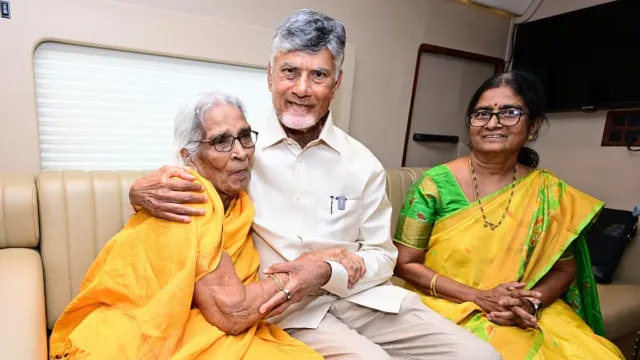 90 ఏళ్ల వృద్ధురాలిని కలిసిన సీఎం చంద్రబాబు