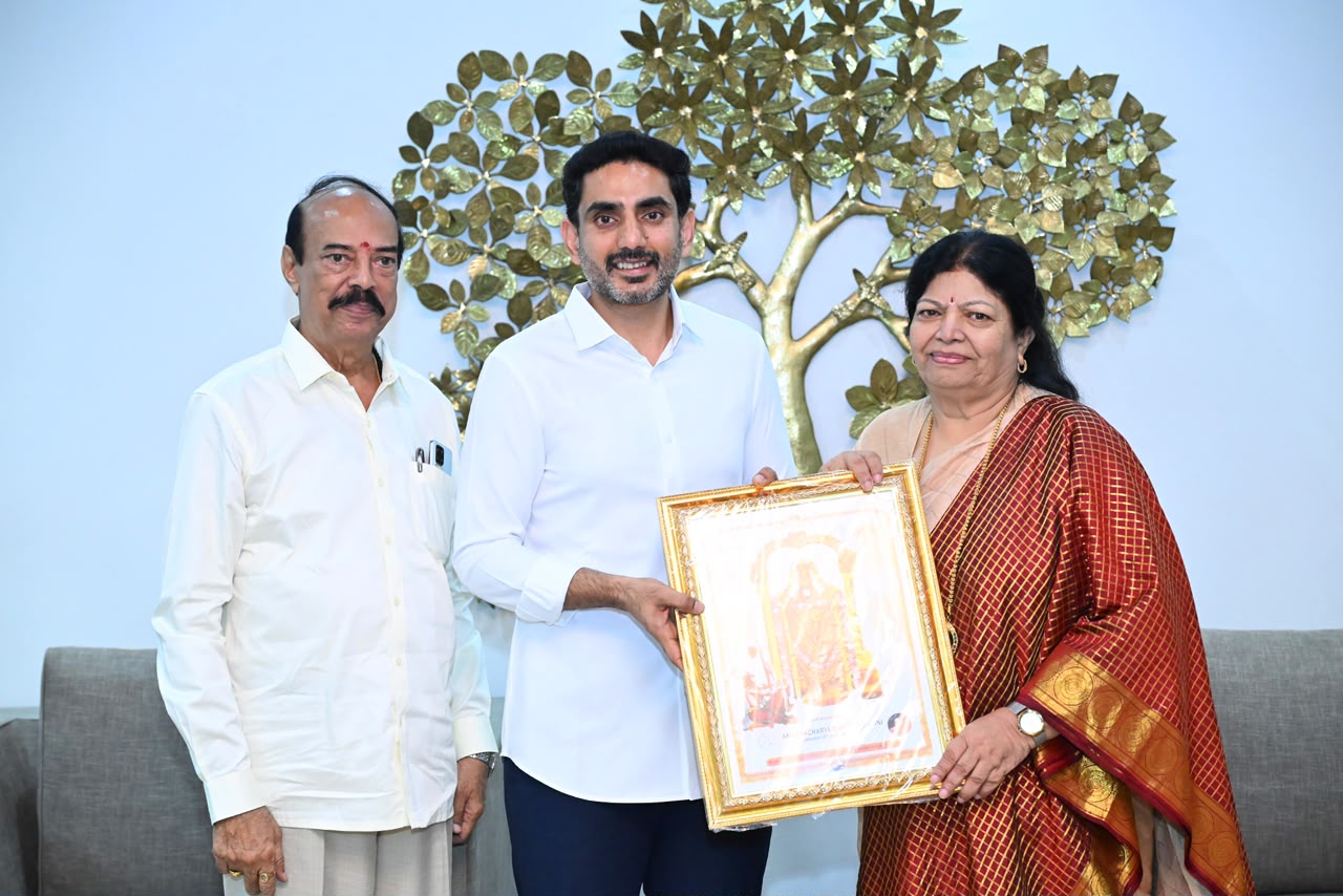 మంత్రి నారా లోకేష్ను కలిసిన ప్రముఖ గాయని శోభారాజు Renowned Singer Shobharaju Met Minister Nara Lokesh