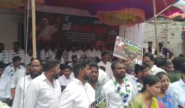విజయవాడలో వైసీపీ దీక్షా శిబిరం వద్ద ఉద్రిక్తత Amaravati Krishna Tension In Vijayawada West Constituency
