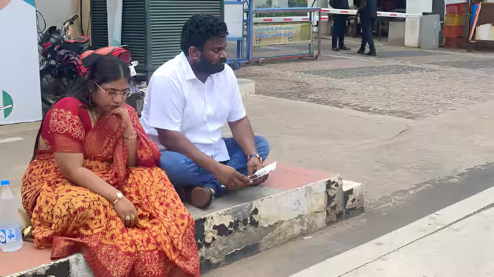వైసీపీ కేంద్ర కార్యాలయం వద్ద బోరుగడ్డ అనిల్ నిరసన Borugadda Anil Protests At Ysrcp Central Office