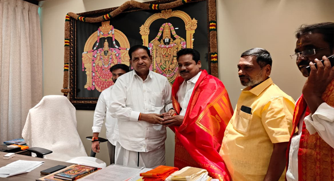 టీటీడీ చైర్మన్ బీఆర్ నాయుడు గారిని మర్యాదపూర్వకంగా కలిసి ఆశీర్వాదాలు తీసుకున్న టీటీడీ ఎస్విబిసి చైర్మన్ శ్రీధర్ వర్మ Sridhar Varma Meets Ttd Chairman B R Naidu And Senior Officials After Appointment As Svbc Chairman