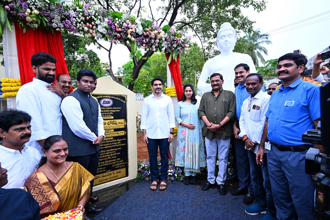 ప్రభుత్వ పాఠశాలలను కార్పొరేట్ స్కూళ్లకు దీటుగా తీర్చిదిద్దడమే లక్ష్యం: మంత్రి లోకేష్ Minister Lokesh Visits Chandrampalem School