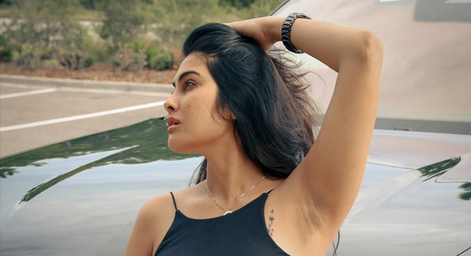 క్రాప్ టాప్ లో అల్ట్రా స్టైలిష్ లుక్ లో దివి Divi Looks Ultra Stylish In A Crop Top